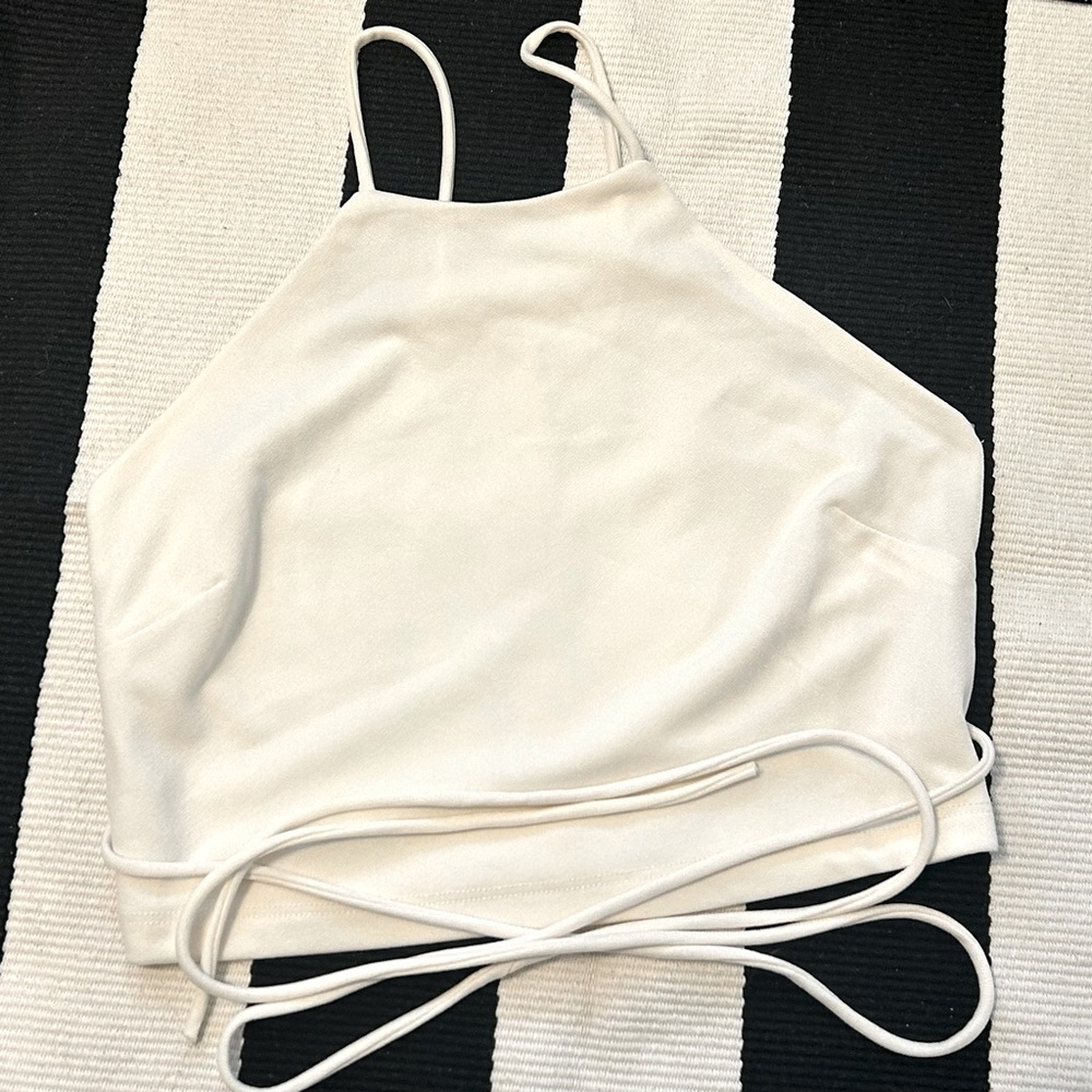 White cropped top shirt ties around waist